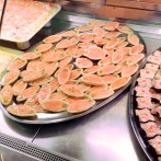 Una preparazione natalizia: vassoio di barchette al salmone